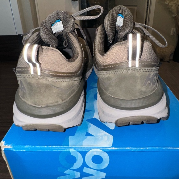 LADIES HOKA ONE ONE -9.5 shors - Picture 5 of 8